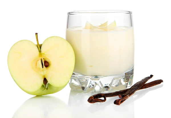 Pyszny jogurt szkła z jabłkiem na białym tle — Zdjęcie stockowe