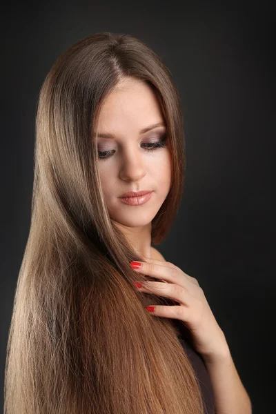 Porträt der schönen Frau mit langen Haaren auf schwarzem Hintergrund — Stockfoto