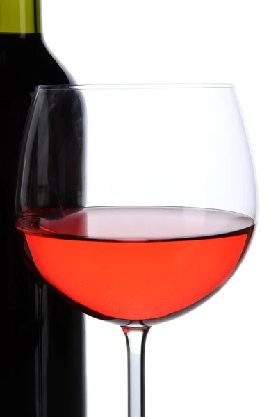 Verre à vin rouge et bouteille de vin isolé sur blanc — Photo