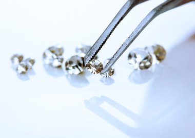 beyaz izole cımbız içinde güzel parlak kristal (elmas)