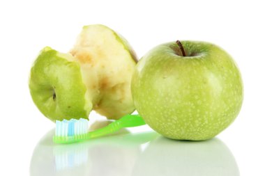 elma üzerine beyaz izole bir diş fırçası ile