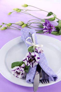 servis tabağı ile peçete ve çiçekler yakın çekim