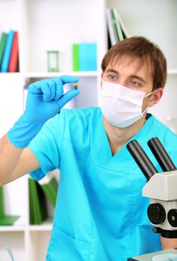 Oda arka plan üzerinde araştırma sırasında assayer