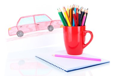 renkli kalemler üzerinde beyaz izole Kupası