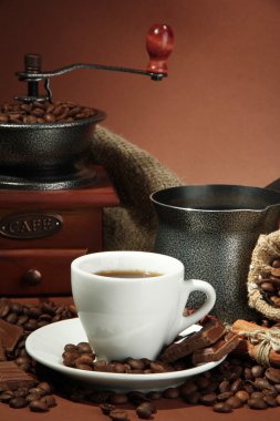 fincan kahve değirmeni, turk ve kahverengi zemin üzerine kahve çekirdekleri