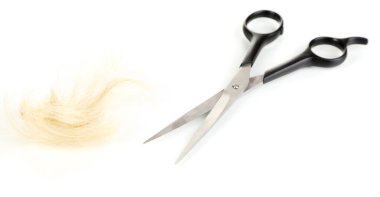 beyaz izole makas ile saç parçaları