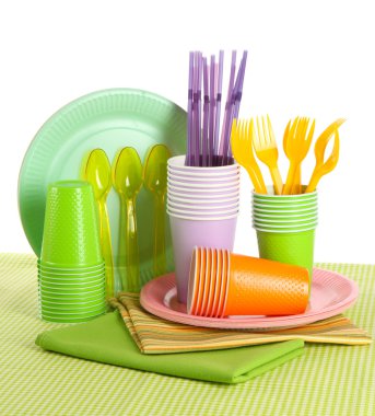 çok renkli plastik sofra üzerinde beyaz izole