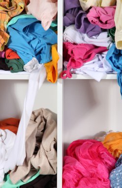 giyim raflarda dağınık