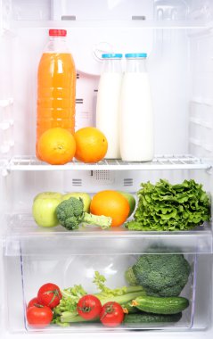 jonge vrouw dragen keuken schort met pan, geïsoleerd op wit