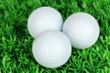 golf topları çimenlerin üzerinde kapat