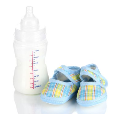 şişe süt formülü ile üzerine beyaz izole patik