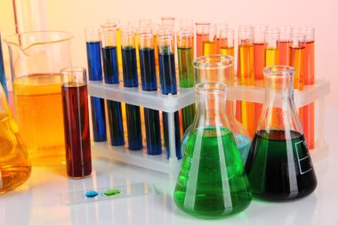 ışık arka plan üzerinde renkli test tüpleri