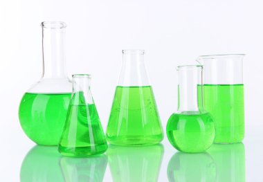 test tüpleri üzerinde beyaz izole yeşil sıvı ile