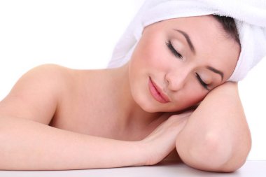 Kafasında havluyla beyaz tenli güzel bir kadın.