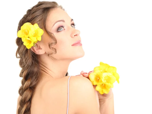 Fiatal nő szép frizura, és virágok, elszigetelt fehér — Stock Fotó