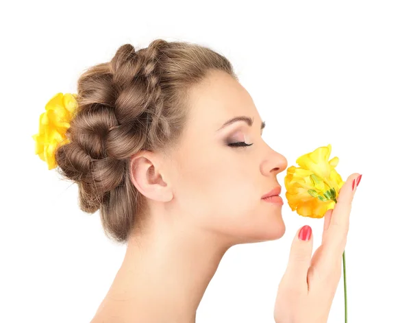 Junge Frau mit schöner Frisur und Blumen, isoliert auf weiß — Stockfoto