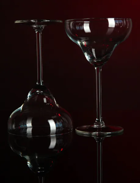 Zwei Gläser auf dunkelrotem Hintergrund — Stockfoto
