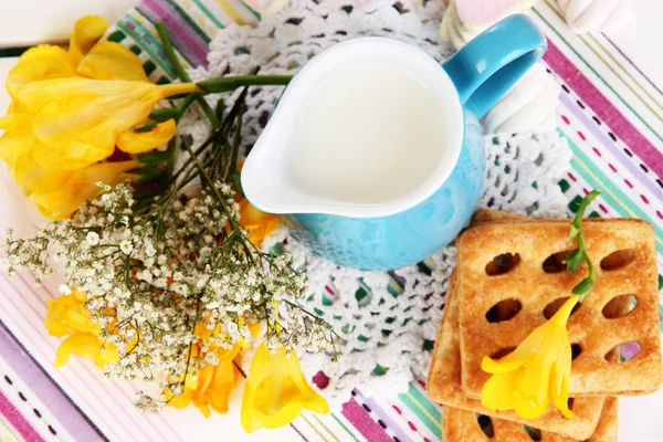 Vackra sammansättningen av mjölk och kakor på trä picknick bord närbild — Stockfoto