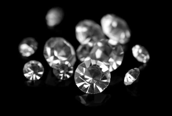 Prachtige schijnende kristallen (diamanten), op zwarte achtergrond — Stockfoto
