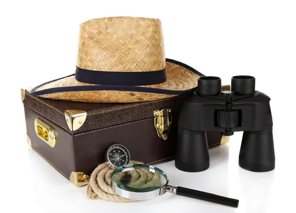 黑色现代双筒望远镜与手提箱和草帽上白色隔离 — 图库照片