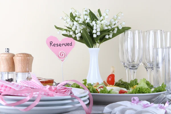 bej renkli arka plan üzerinde tablo ayarı