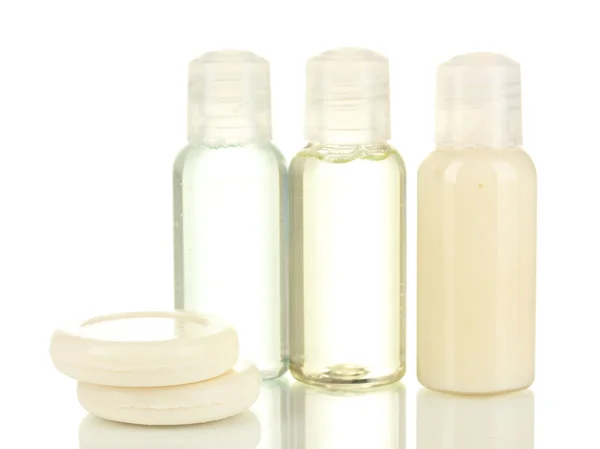 Bottiglie cosmetiche hotel con sapone isolato su bianco — Foto Stock