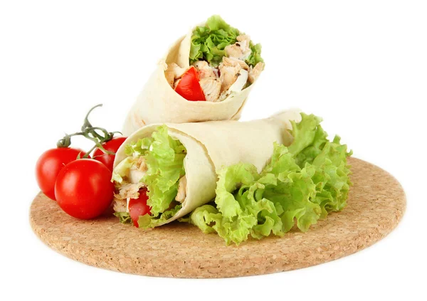 Kebab - grillowane mięso i warzywa, na desce, na białym tle — Zdjęcie stockowe