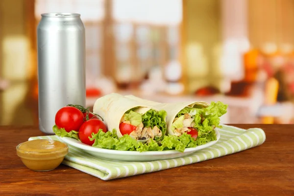 Kebab - carne a la parrilla y verduras, en el plato, en la mesa de madera, sobre fondo brillante — Foto de Stock