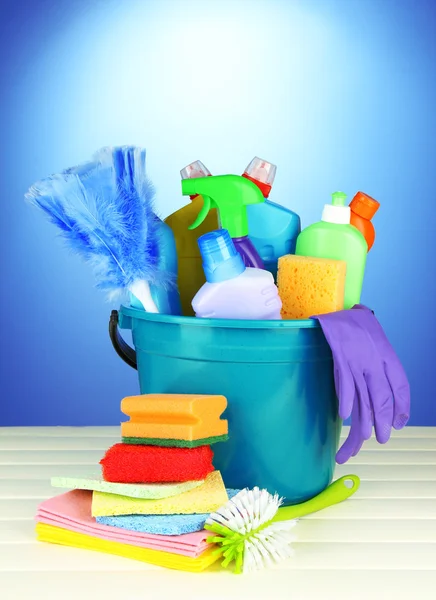 Produits de nettoyage dans le seau sur fond de couleur — Photo
