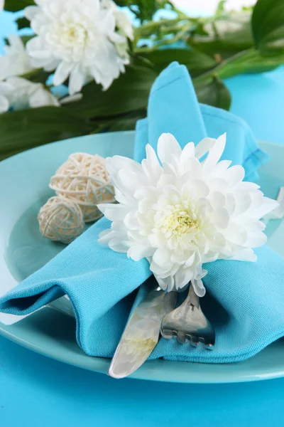 봉사 접시 냅킨과 꽃 클로즈업 — 스톡 사진