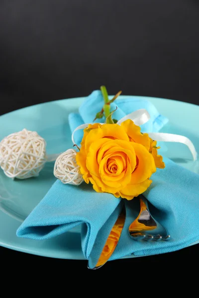 Served plate with napkin and flowers close-up — Stock Photo, Image