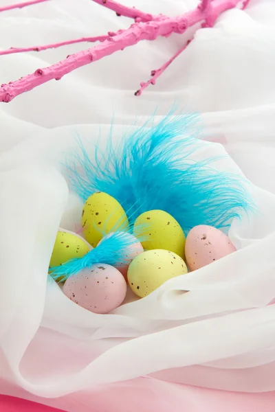 Hermosos huevos de Pascua y plumas decorativas, de cerca —  Fotos de Stock