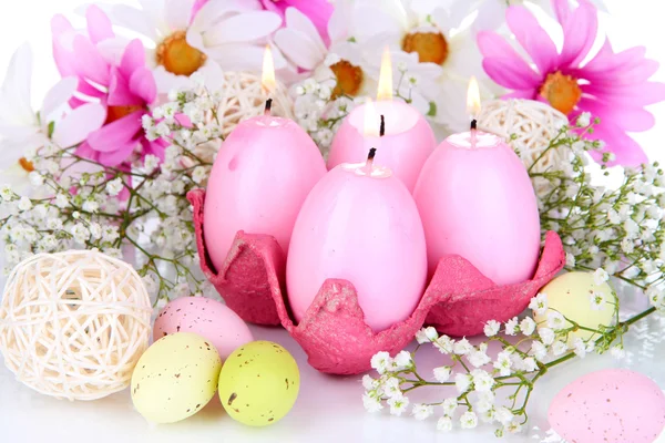 Osterkerzen mit Blumen in Nahaufnahme — Stockfoto