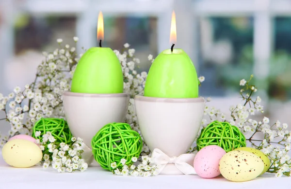 Velas de Pascua con flores en el fondo de la ventana —  Fotos de Stock