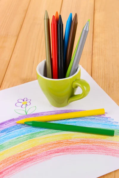 Lápis coloridos em copo na mesa — Fotografia de Stock