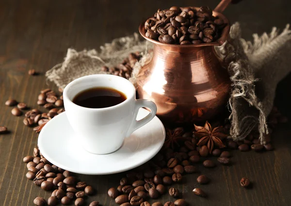杯咖啡和木制背景上锅 — 图库照片