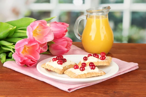 Μπισκότο με τυρί και cranberry, στο πιάτο χρώμα, σε φωτεινό φόντο — Φωτογραφία Αρχείου