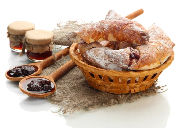 Assaggia croissant in cesto e marmellata isolati su merluzzo — Foto Stock