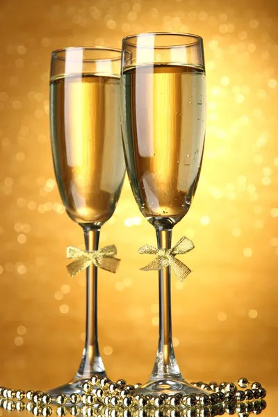 Two glasses of champagne on bright background with lights — Stock Photo, Image