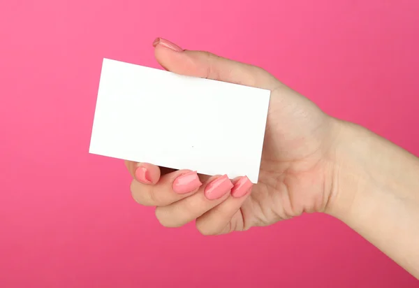 Tarjeta de mano femenina, sobre fondo de color — Foto de Stock