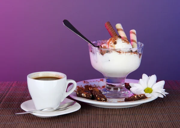 Мороженое с вафельными палочками и кофе на сером фоне — стоковое фото
