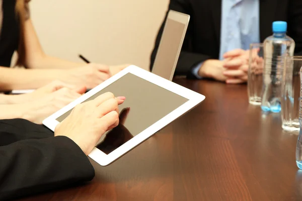 Frauenhände mit digitalem Tablet auf Bürohintergrund. — Stockfoto