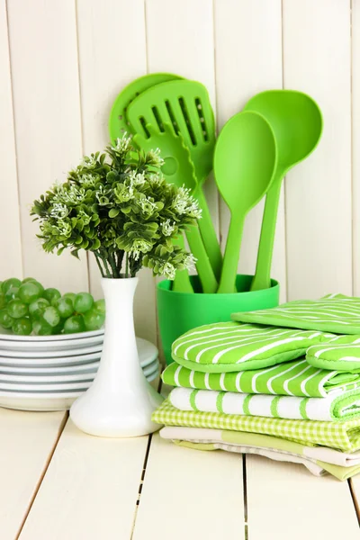 Кухонные принадлежности: посуда, выбоины, полотенца, а также на деревянном столе — стоковое фото