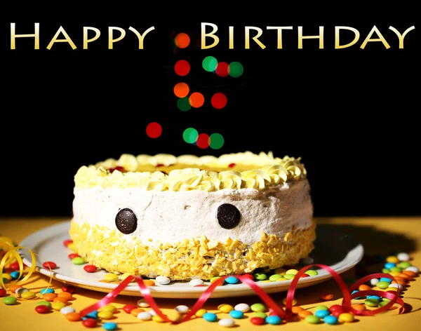 黒の背景での幸せな誕生日ケーキ — ストック写真