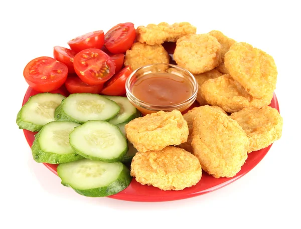 Gebratene Chicken Nuggets mit Gemüse und Soße isoliert auf weiß — Stockfoto