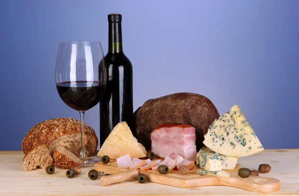 Utsökta stilleben av vin, ost och kött produkter — Stockfoto