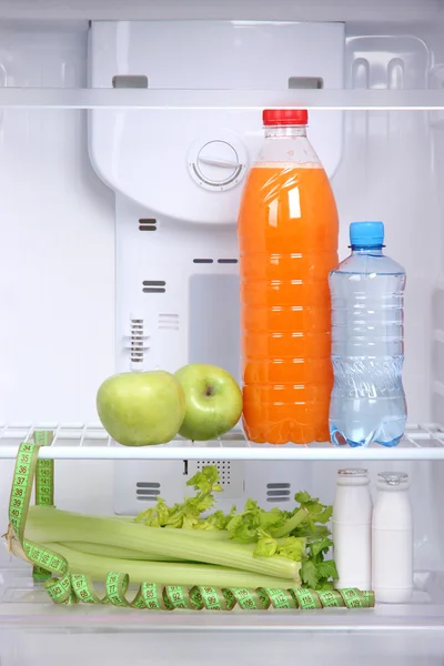 Abra o refrigerador com comida de dieta — Fotografia de Stock