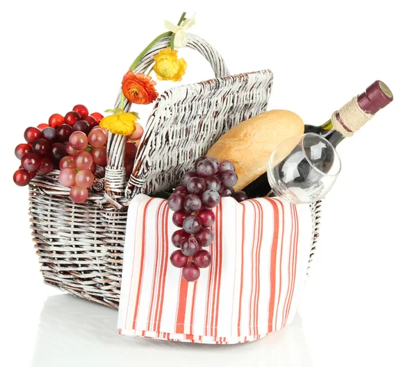 Picknickkorb mit Trauben und einer Flasche Wein, isoliert auf weiß — Stockfoto