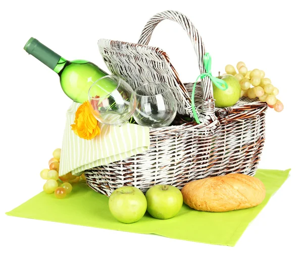 Kosz piknikowy z owoców i butelka wina, na białym tle — Zdjęcie stockowe