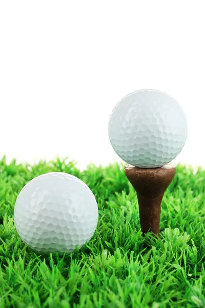 Golf topları üzerinde beyaz izole çimenlerin üzerinde — Stok fotoğraf